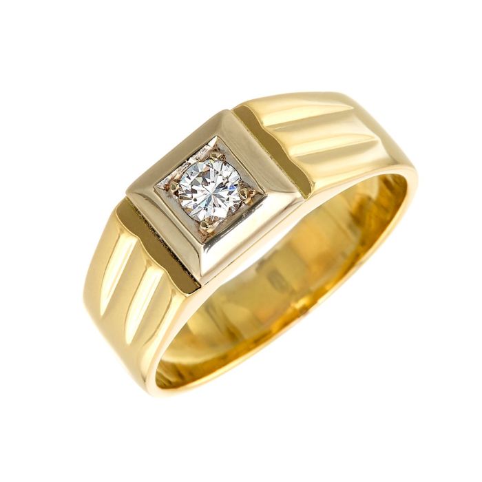 Unisex-Ring in 14-karätigem Gelbgold. Der Ringkopf ist quadratisch und in Weißgold gearbeitet. Dieser fasst einen Brillanten. Mit grazilen Einkerbungen rechts und links des Ringkopfes.