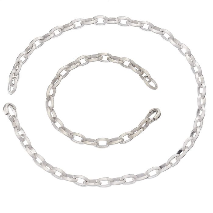 Armband und Kette in 925er Silber.
Die ovalen Ankerglieder sind mattiert.