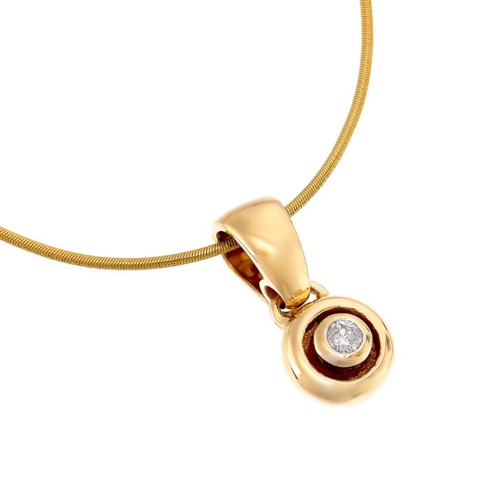 Anhänger an einer Schlangenkette. 
Im Mittelpunkt steht der Brillant von 0,10 ct. in Zargenfassung.