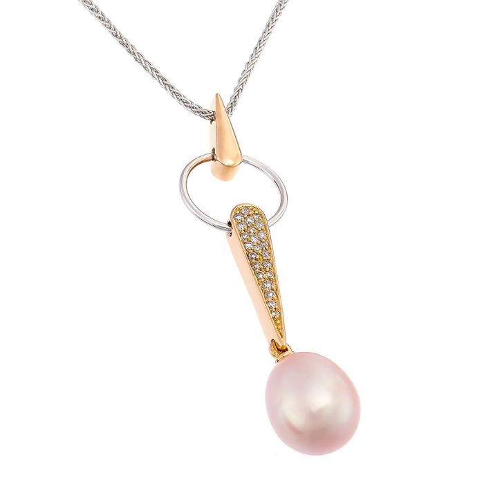 Weißgoldene Kette in Strickkettengliederung mit einem Karabiner als Verschluss mit Anhänger. Dieser ist in 18-karätigem Rosé-, und Weißgold gearbeitet. An dem tropfenförmigen Element hängt ein Ring, an dem ein tropfenförmiges langes Element mit 23 Brillan