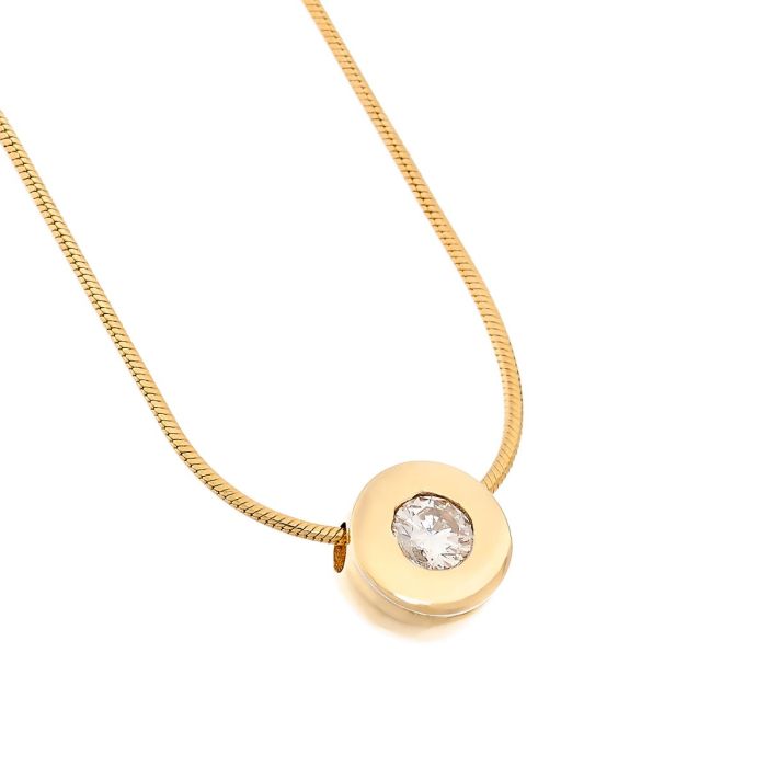 Schlangenkette mit Anhänger in 14-karätigem Gelbgold. Der runde Anhänger trägt einen großen Brillanten von 0,25 ct in Zargenfassung.
