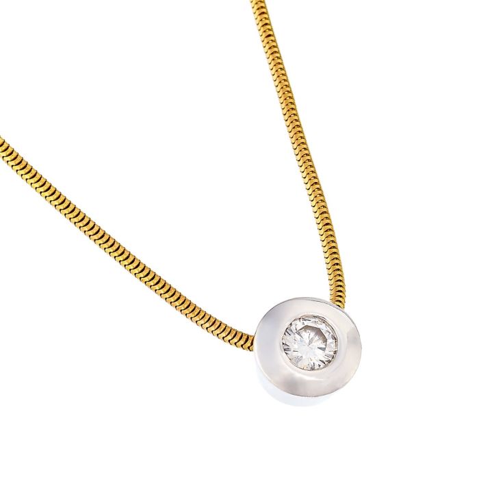 Gelbgoldene, flexible Schlangenkette mit Anhänger. 
Der kleine Anhänger in Weißgold ist mit einem funkelnden Brillanten von 0,40 ct. besetzt 