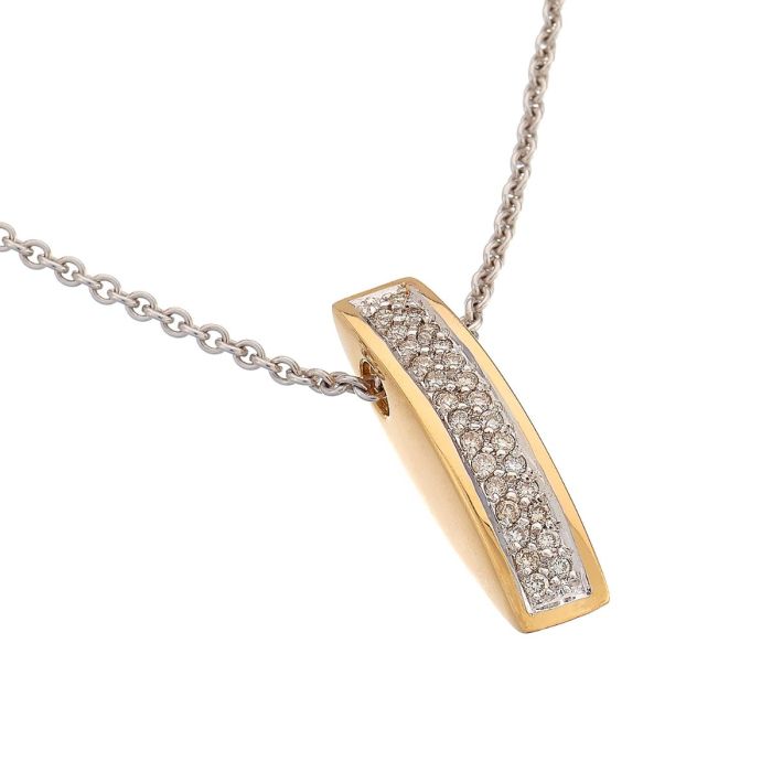 Klassisches Schmuckstück bestehend aus einer weißgoldenen Kette mit einem traumhaften Anhänger in Gelbgold, der rechteckig, aber dennoch konisch gearbeitet ist. Schauseitig ist dieser mit 28 Brillanten auf einem weißgoldenen Untergrund besetzt.