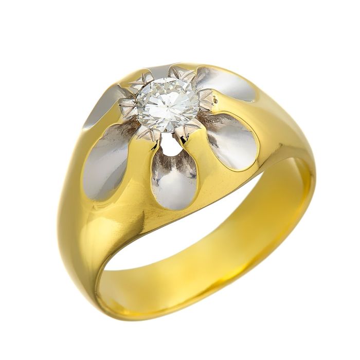 Damenring aus 18-karätigem Gold.
Der Bandring präsentiert einen traumhaften, lupenreinen Brillanten von 0,43 ct als Solitär. 
Mit spiegelnder Fassung in Weißgold gehalten.