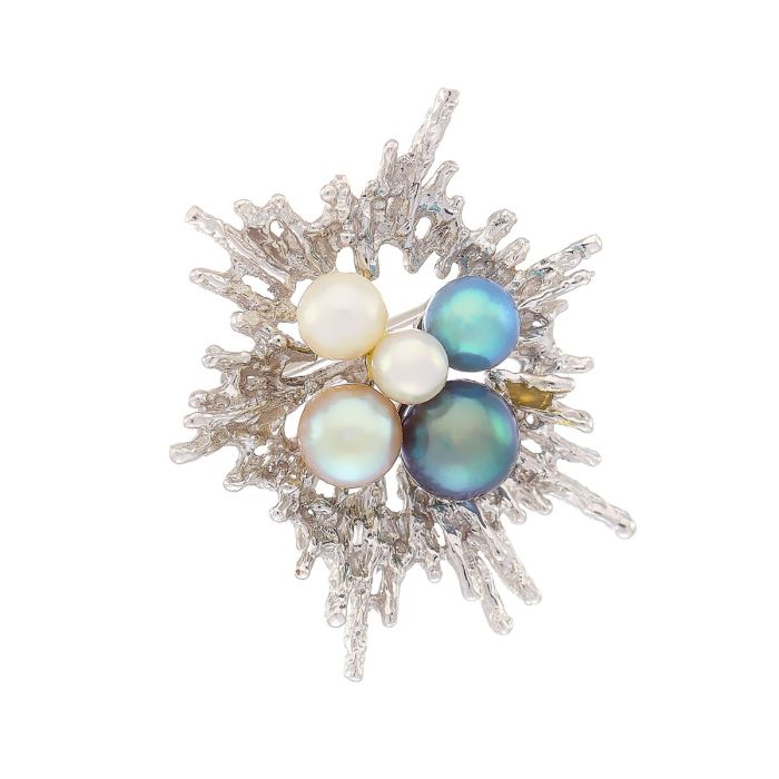 Perlkettenverkürzer in 14-karätigem Weißgold. Durch seine ungleichmäßigen Linien ähnelt er einem Eiskristall oder einer Schneeflocke. Mittig ist er mit insgesamt 5 Zuchtperlen in verschiedenen Farben besetzt.
Der Klappverschluss rückseitig ist mit einer 