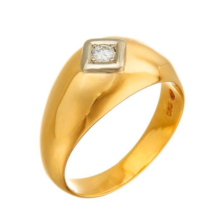 Herrenring in 14-karätigem Gold. Das massive Schmuckstück hat eine zum Schaustück hin breiter werdende Ringschiene. Eine quadratische, weißgoldene Fassung trägt einen lupenreinen Brillanten.