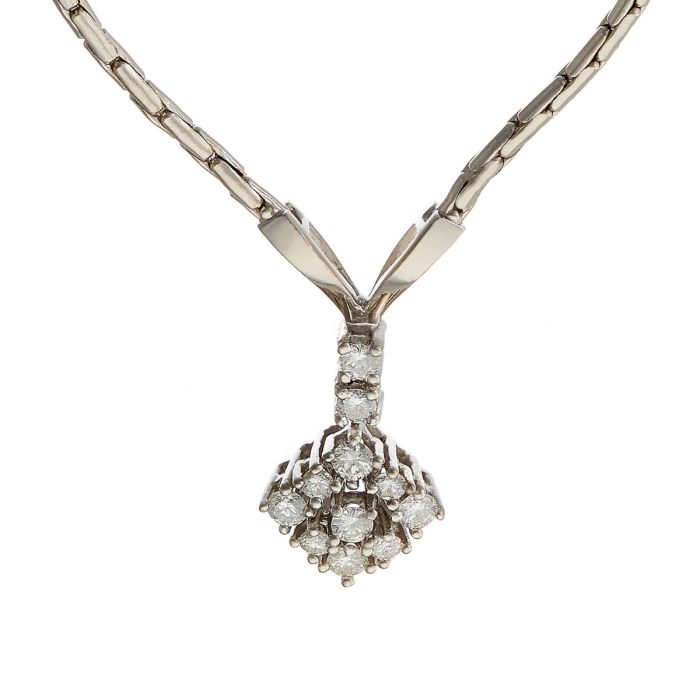 Collier in 18-karätigem Weißgold. Das Schaustück geht aus einer V-Form in ein separates bewegliches Element über, das mit 11 Brillanten versehen ist.