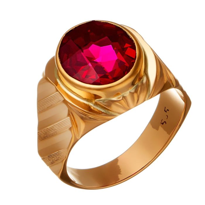 Herrenring in 14-karätigem Gold. Der Ringkopf fasst eine Rubinimitation in ovaler Fassung, die von einem dekorativen Muster umgeben ist.