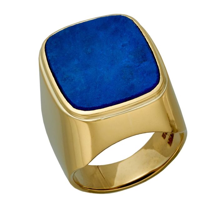 Herrenring in 14-karätigem Gelbgold. Der große, hohe Ringkopf fasst einen ebenso großen Lapislazuli-Stein in rechteckiger Form mit abgerundeten Ecken. 