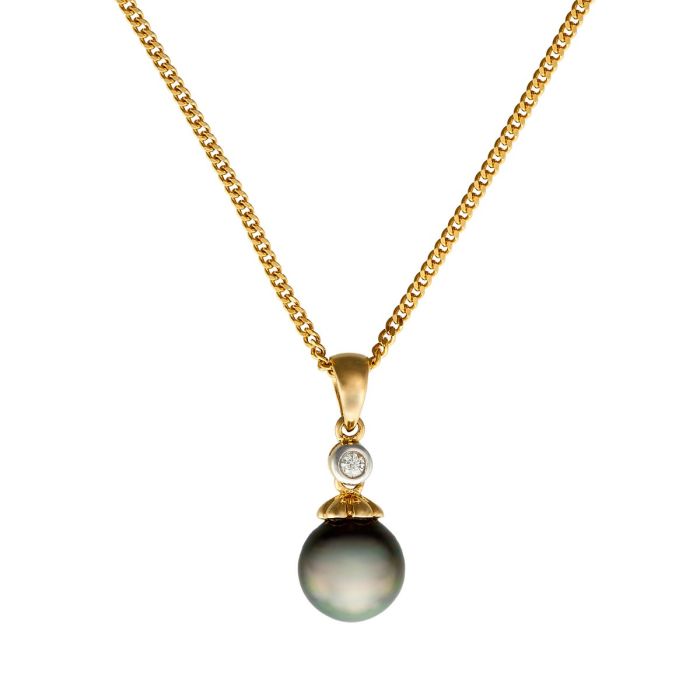 Kette mit Anhänger in 14-karätigem Gelbgold. Zu der filigranen Gliederkette gehört ein eleganter Anhänger mit einer Zuchtperle, die einen dunklen Lüster hat. Er schimmert je nach Lichteinfall violett, anthrazit oder auch grünlich. Eine Art kleines Krönche