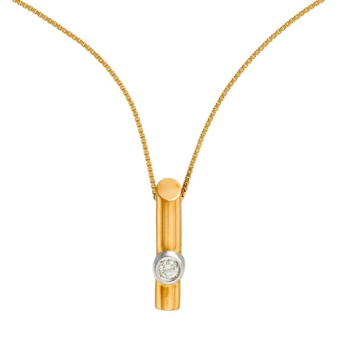Anhänger mit passiger Venezianerkette in 14-karätigem Gold. Der stabförmige Anhänger fasst einen Brillanten von 0,25 ct. in separat eingearbeiteter, weißgoldener Zargenfassung.