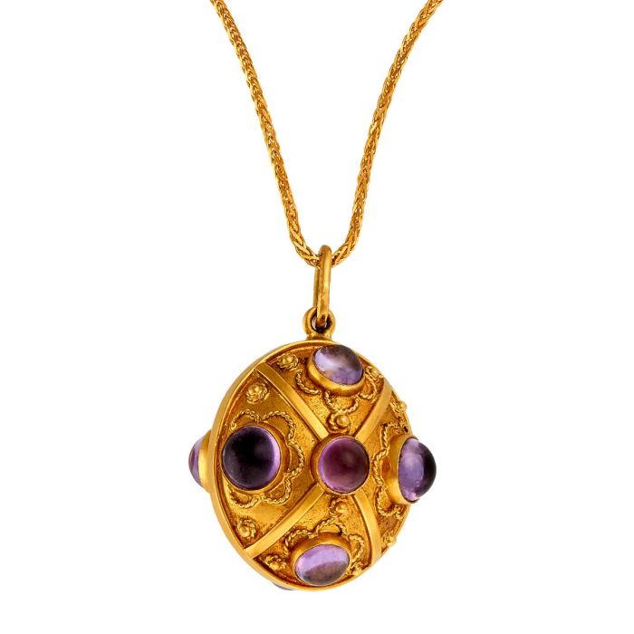 Kette in Zopfgliederung in 14-karätigem Gelbgold mit Anhänger in 18-karätigem Gold. Der Anhänger ist voll plastisch gearbeitet, oval und beidseitig mit violetten Amethysten besetzt.
