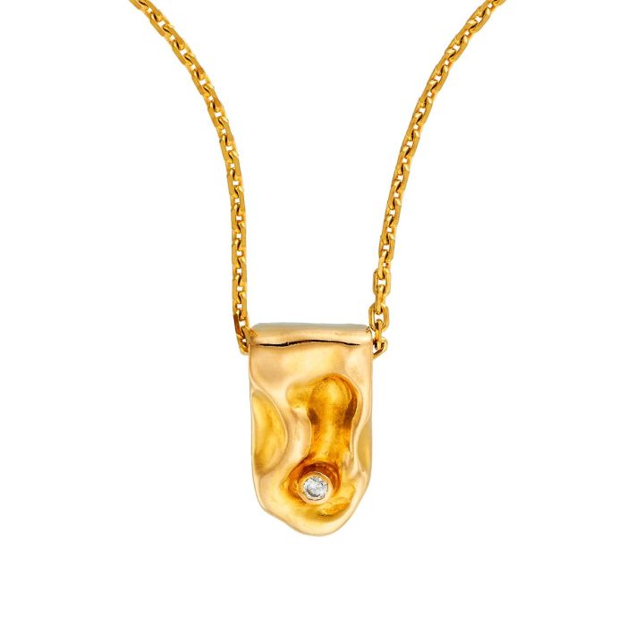 Moderner Anhänger mit Kette in 8-karätigem Gelbgold. Das rund zulaufende Endstück wird von einem  Brillant von 0,06 ct. in Zargenfassung geziert.