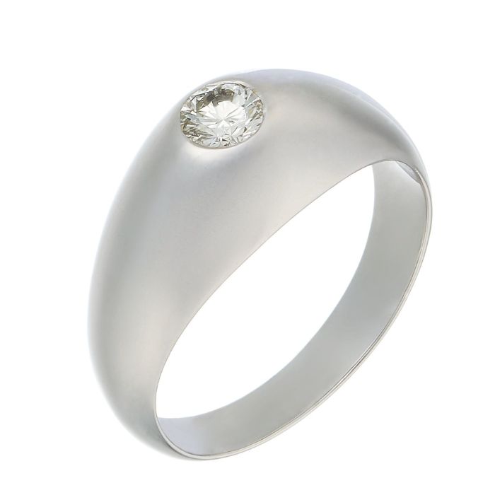 Bandring für den Herren in 18-karätigem Weißgold. Das massiv gearbeitete Schmuckstück fasst schauseitig einen Brillanten. 