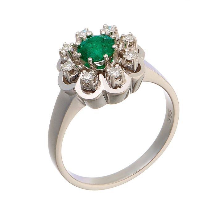 Vintagering in 14-karätigem Weißgold. Der blütenförmige Ringkopf trägt einen Smaragd, umgeben von 8 Brillanten. 