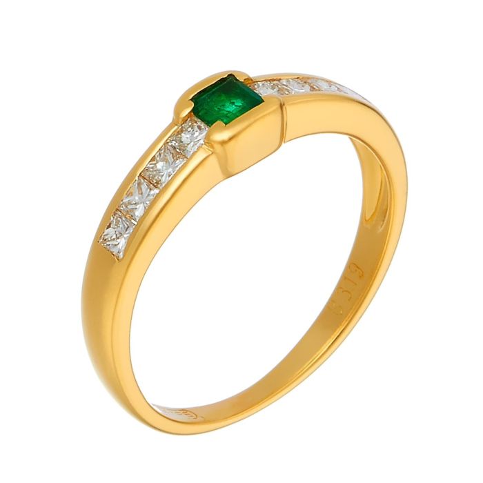Damenring in 18-karätigem Gelbgold aus dem Hause Wempe. Ein Smaragd im Squareschliff sitzt mittig in einer quadratischen Fassung. Flankiert wird er rechts und links von jeweils 4 Brillanten.