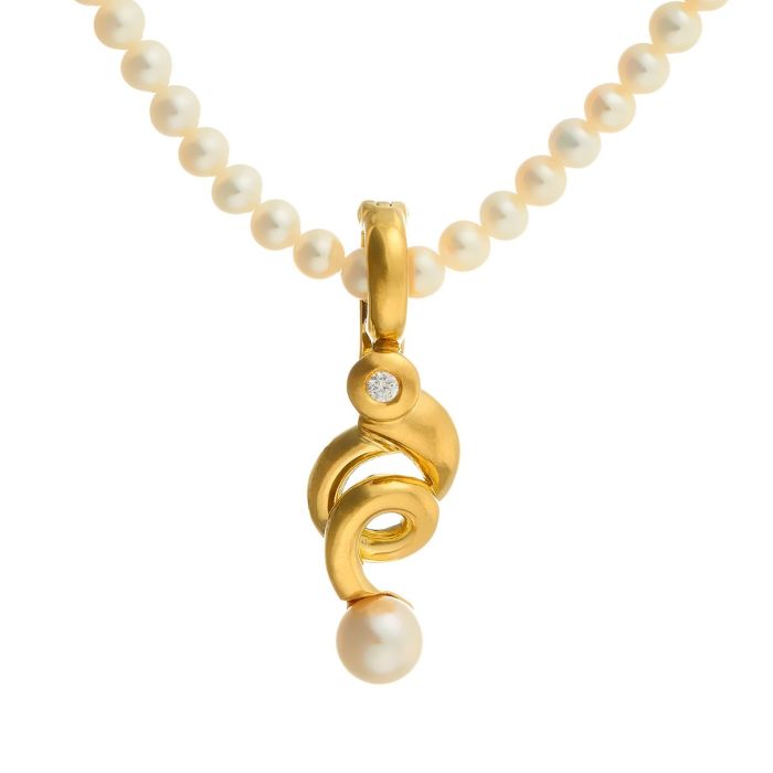 Kette mit aneinandergereihten Zuchtperlen. Der Anhänger - als Eyecatcher des Schmuckstückes - hat einen Clip-Verschluss. Er wirkt spiralförmig und fasst einen Brillanten.