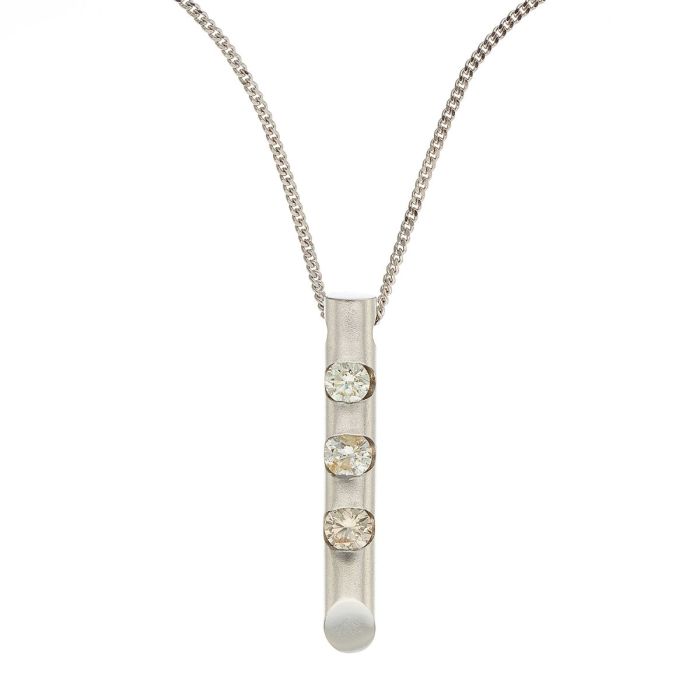 Anhänger mit Kette in 14-karätigem Weißgold. Der stabförmige Anhänger ist am Endstück abgeschrägt. Mit 3 Brillanten.