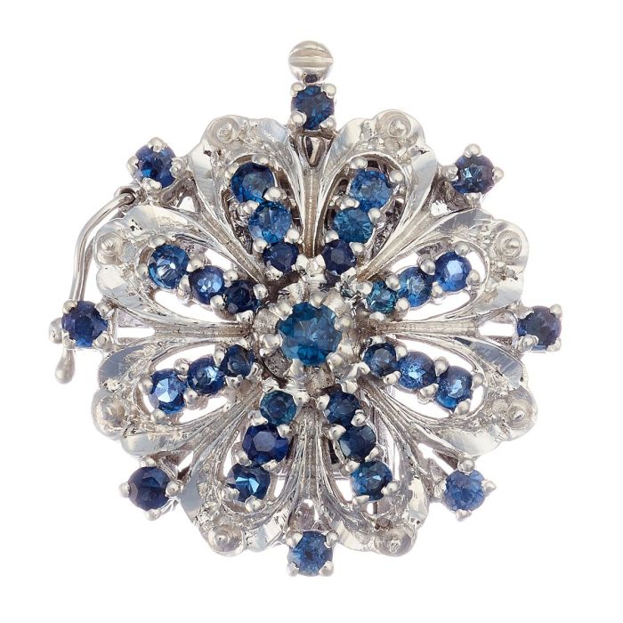 Perlkettenverschluss in 14-karätigem Weißgold. Das floral gearbeitete Schmuckstück ist besetzt mit insgesamt 33 Saphiren. 