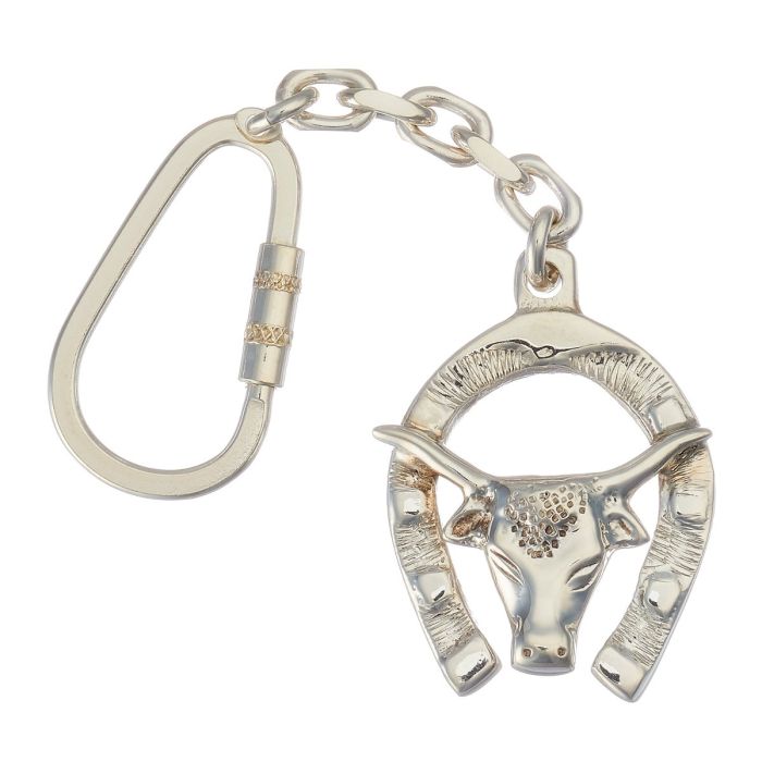 Schlüsselanhänger in 925er Silber in Form eines Hufeisens mit einem Stierkopf mittig. Ein Gliederkettchen führt zum Karabiner.