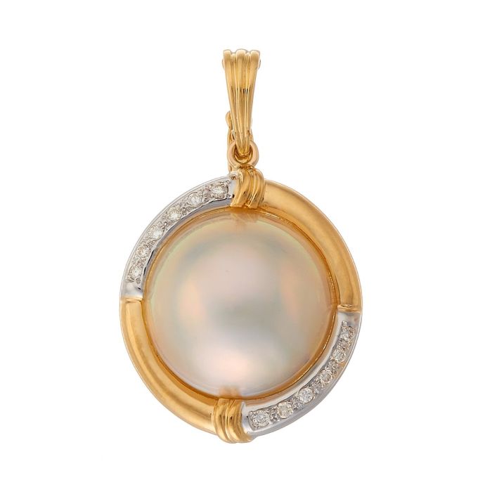 Clip-Anhänger in 18-karätigem Gold. Das Schmuckstück fasst mittig eine große Buton-Perle. Auf 2 weißgold unterlegten Flächen mit jeweils 6 Brillanten