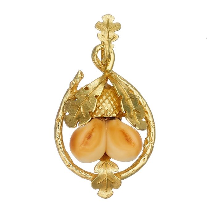 Handarbeit! Jagdtypischer Anhänger in 8-karätigem Gelbgold. Das Schmuckstück fasst ein Grandelpaar, die umgeben von filigran gearbeitetem Eichenlaub aus Gold sind. 