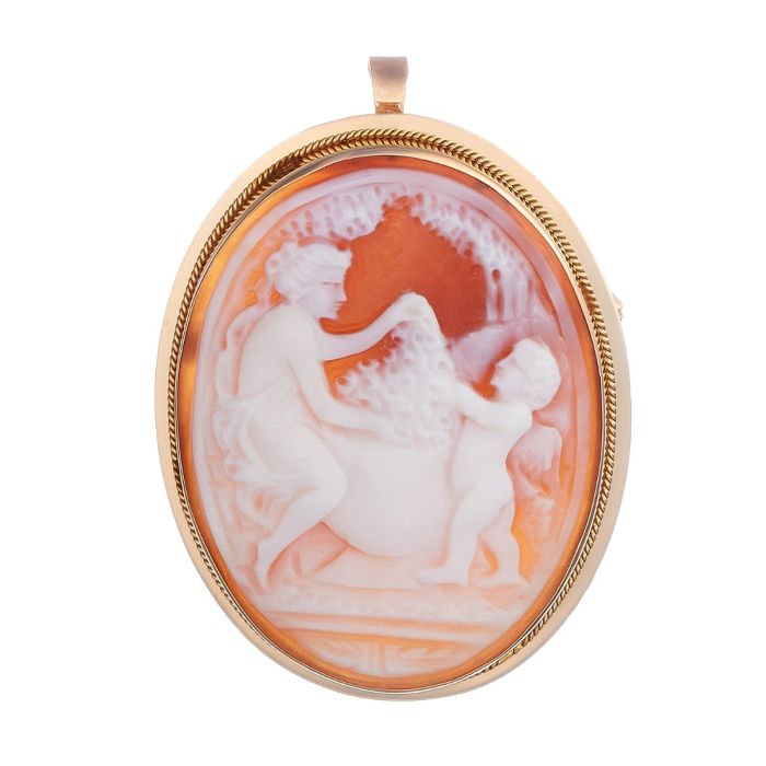 Brosche bzw. Anhänger in 14-karätigem Gold. Das ovale, antike Schmuckstück hat einen goldenen Rahmen mit zierlichem Dekor. Er fasst eine Muschelkamee.