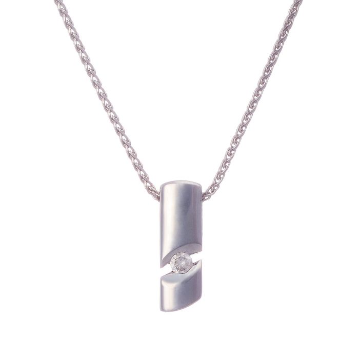 Anhänger mit passender Kette in 14-karätigem Weißgold. Die filigrane Kette ist sehr stimmig zu dem Anhänger in Stabform, der einen Brillanten im unteren Teil gefasst hat. 