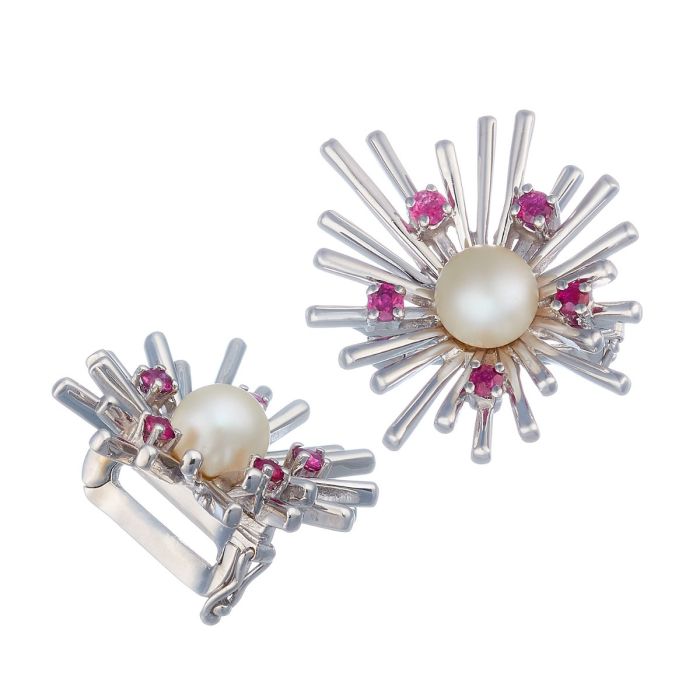 Perlkettenverkürzer aus 14-karätigem Weißgold. Das Schmuckstück gleicht der Form einer Sonne. Mittig ziert es eine Zuchtperle mit weißem Lüster und 5 Rubinen.