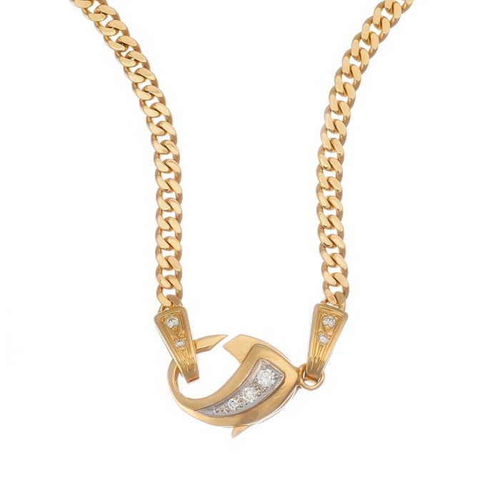 Halskette in 14-karätigem Gelbgold. Mit massivem Karabiner, der mit Brillanten besetzt ist. Ebenso die Zwischenelemente. 