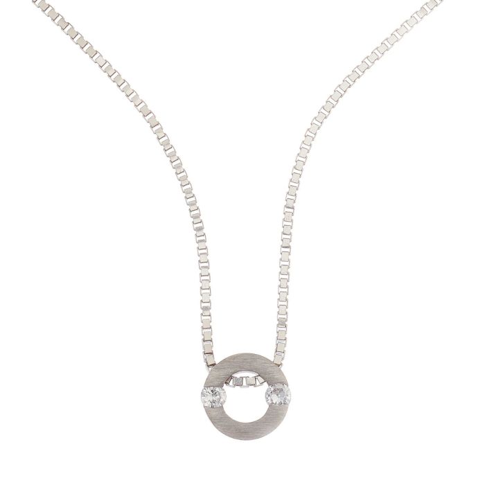 Runder, mattierter Anhänger mit 2 Brillanten in einer Art Spannfassung aus 18-karätigem Weißgold. Passend dazu eine Kette mit Venezianergliederung.