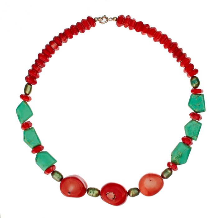 Korallenkette mit Zuchtperlen als Zwischenelemente. Ein silberner Karabiner dient als Verschluss. Abwechselnd rötlich, grüne und hummerfarbene Korallen zieren diese Kette. 