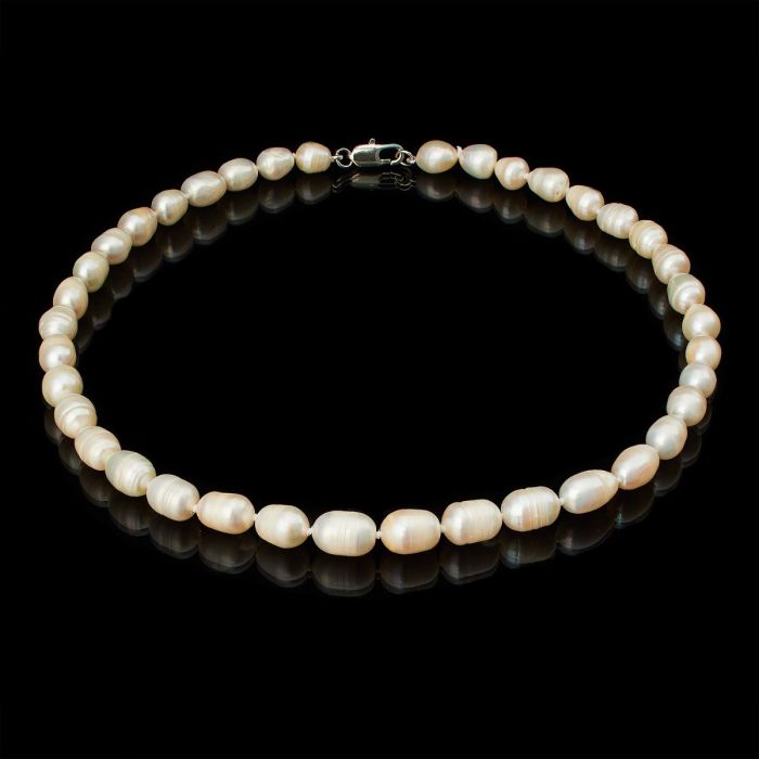 Süßwasserzuchtperlenkette mit einem weißen Lüster mit mittlerem Glanz. Die Perlenform ist oval/barock.