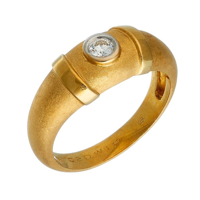 Herrenring in 18-karätigem Gelbgold. Das Schmuckstück ist satiniert gearbeitet. 2 hochglanzpolierte Elemente rahmen den lupenreinen Brillant von 0,20 ct. in weißgoldener  Zargenfassung.