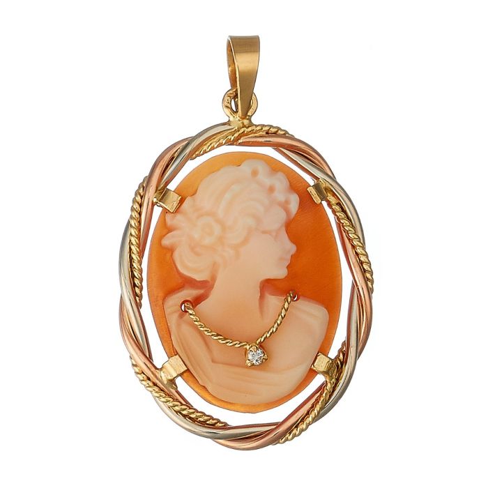 Anhänger in 18-karätigem Gelbgold. Die in Krappenfassung gesetzte Muschelkamée zeigt eine nach rechts schauende Frauenbüste. Sie trägt ein Collier, das einen kleinen Diamanten fasst. 