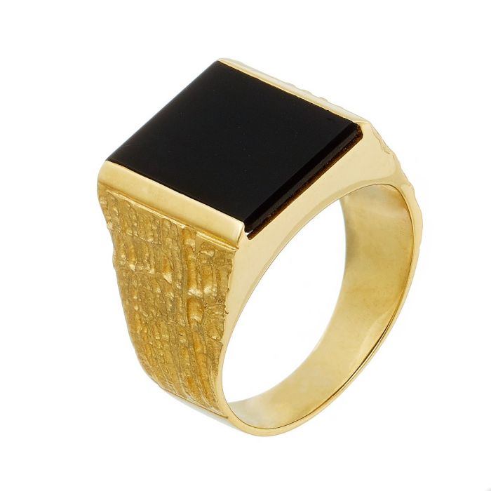 Massiver Herrenring in 14-karätigem Gold aus den 70er Jahren in schwerer Ausführung mit Reliefstruktur auf der Ringschulter und eingespannter Onyxplatte, ungraviert.