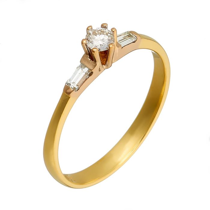 Brillant-Diamantring / Verlobungsring mit gelbgoldener Ringschiene und in Weißgold abgesetztem Ringkopf, der im Zentrum einen Brillanten von ca. 0,12 ct. fasst, flankiert von je einem Diamanten.