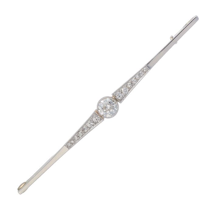 Jugendstil-Stabnadel in 14-karätigem Gelbgold und Platin gearbeitet. Im Zentrum ist sie besetzt mit einem Altschliff-Brillanten, flankiert von jew. 7 Brillanten.