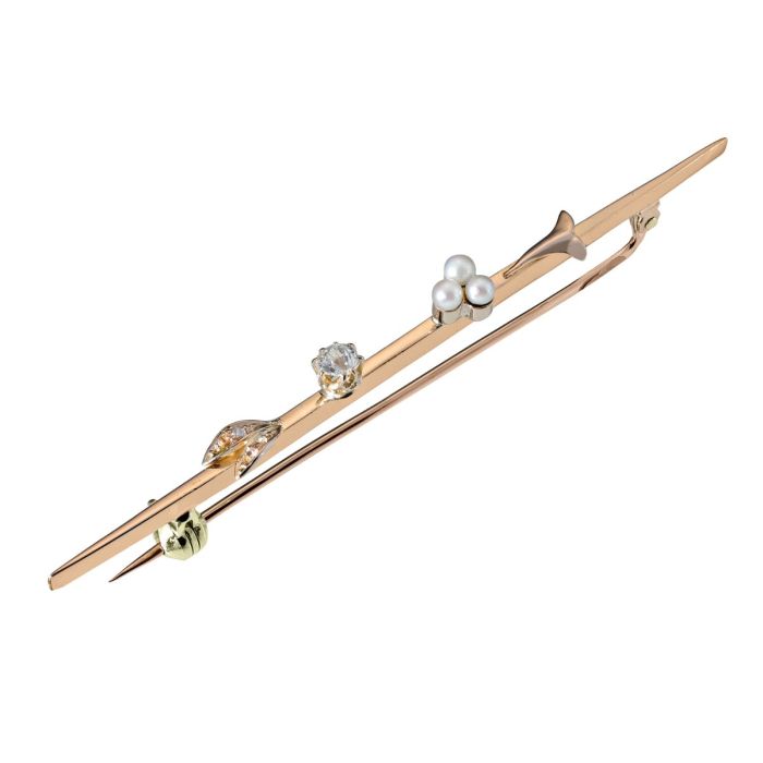Schmale Jugendstil-Brosche aus 585er Gelbgold mit 3 Perlen, Brillant sowie zwei kleinen Diamantrosen. Zwei fehlen. 