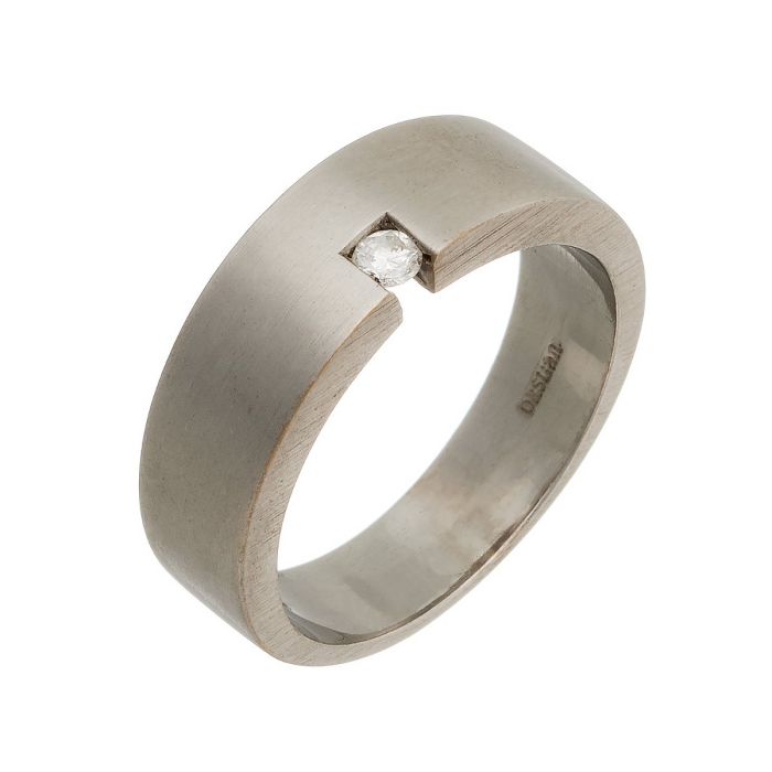 Bandring in 14-karätigem, satiniertem Weißgold. Das Schmuckstück fasst am Rand einen eingespannten Brillanten in einer Einkerbung. 