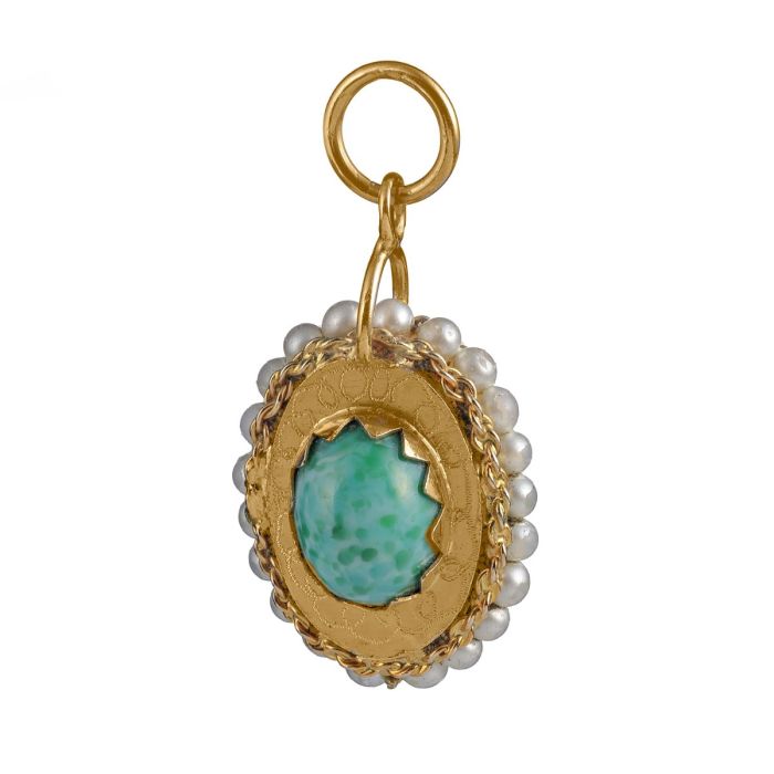 Anhänger in 750er Gelbgold in ovaler Form, auf Vorder- und Rückseite besetzt mit einem grün gesprenkelten Schmuck-Stein-Cabochon entouriert von seitlich umlaufenden kleinen Perlen. Ansicht Vorderseite
