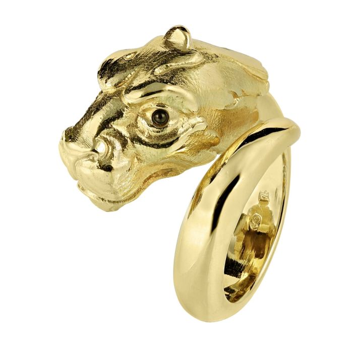 Massiver Damenring in 18-karätigem Gelbgold. Die gedrehte Ringschiene ist schauseitig offen. 
Der Ringkopf stellt einen Raubtierkopf dar. Die Augen sind mit schwarzem Emaille verziert.