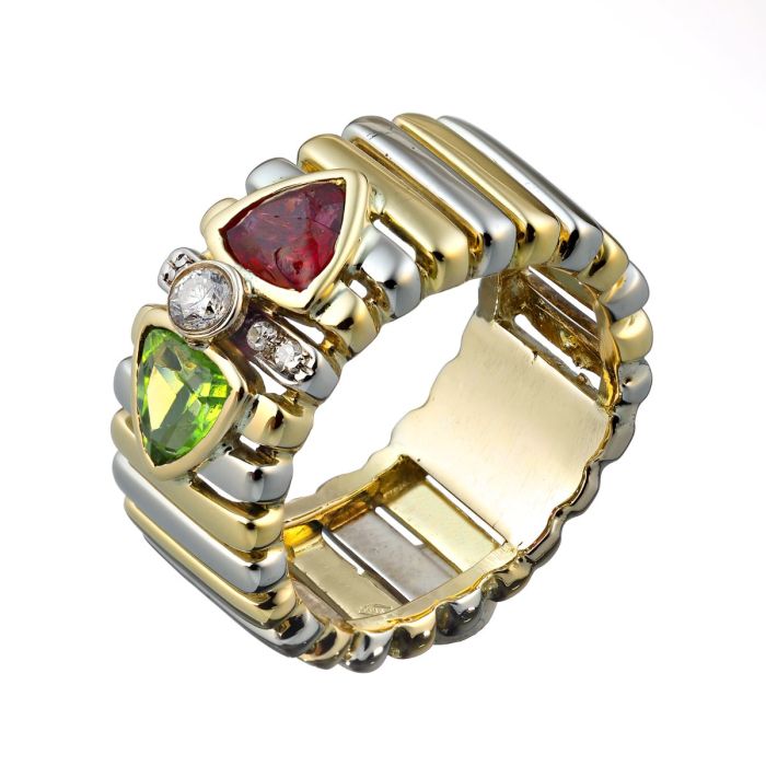 Interessanter Bicolor-Ring designed im Stil eines Gliederbandes aus gerundeten Stab-Elementen, schauseitig besetzt mit einem Brillant von ca. 0,15 ct. (W, VVSi), 4 Diamanten und je einem Rubin und Peridot in Dreieckschliff in Zargenfassungen. 