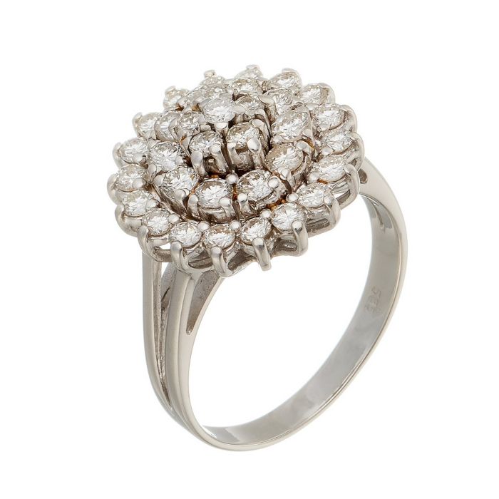 Cocktailring in 14-karätigem Weißgold. Er ist komplett besetzt mit 33 Brillanten.