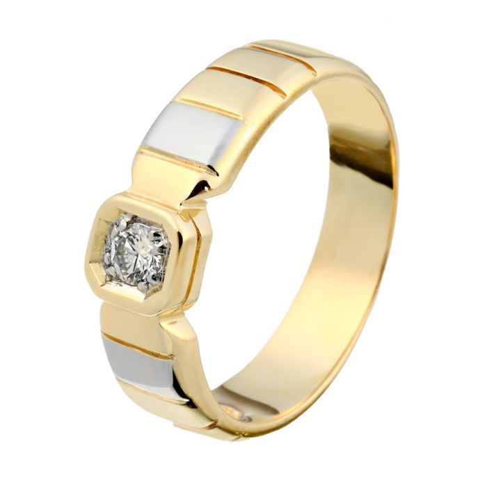 Gelbgoldener Ring mittig mit einem Brillanten von 0,18 ct in einer eckigen Kornfassung bestückt. Rechts und links der Brillantfassung lockern feine senkrechte Linien den edlen Ring auf.
