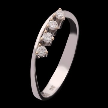 Zierlicher Weißgoldring mit 4 Brillanten