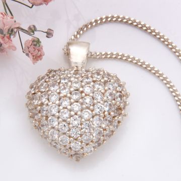 Niedlicher Herzanhänger mit Zirkonia besetzt inkl. Halskette – Silber