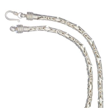 Kette in 925er Silber mit Königsgliederung. Die Glieder sind abgerundet. Ein offener Haken zum Einhängen dient als Verschluss.