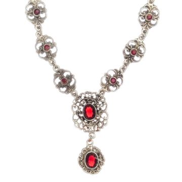 Silbernes Collier. Das Schaustück sind aneinandergereihte florale, blütenartige Elemente. Am unteren Teil sind ebenfalls floral wirkende Elemente, die rot leuchtende Farbsteine fassen. 