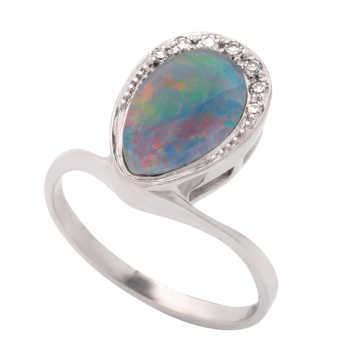 Weißgoldener Ring mit tropfenförmigen Opal und Diamanten